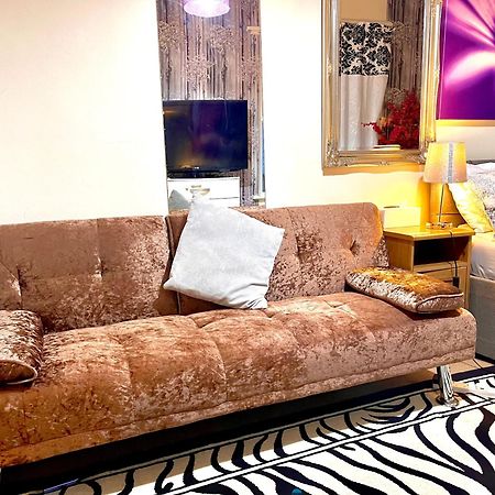 Comfy Double Bedroom With A Private Toilet London Exteriör bild