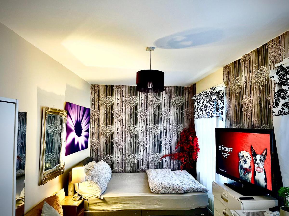 Comfy Double Bedroom With A Private Toilet London Exteriör bild