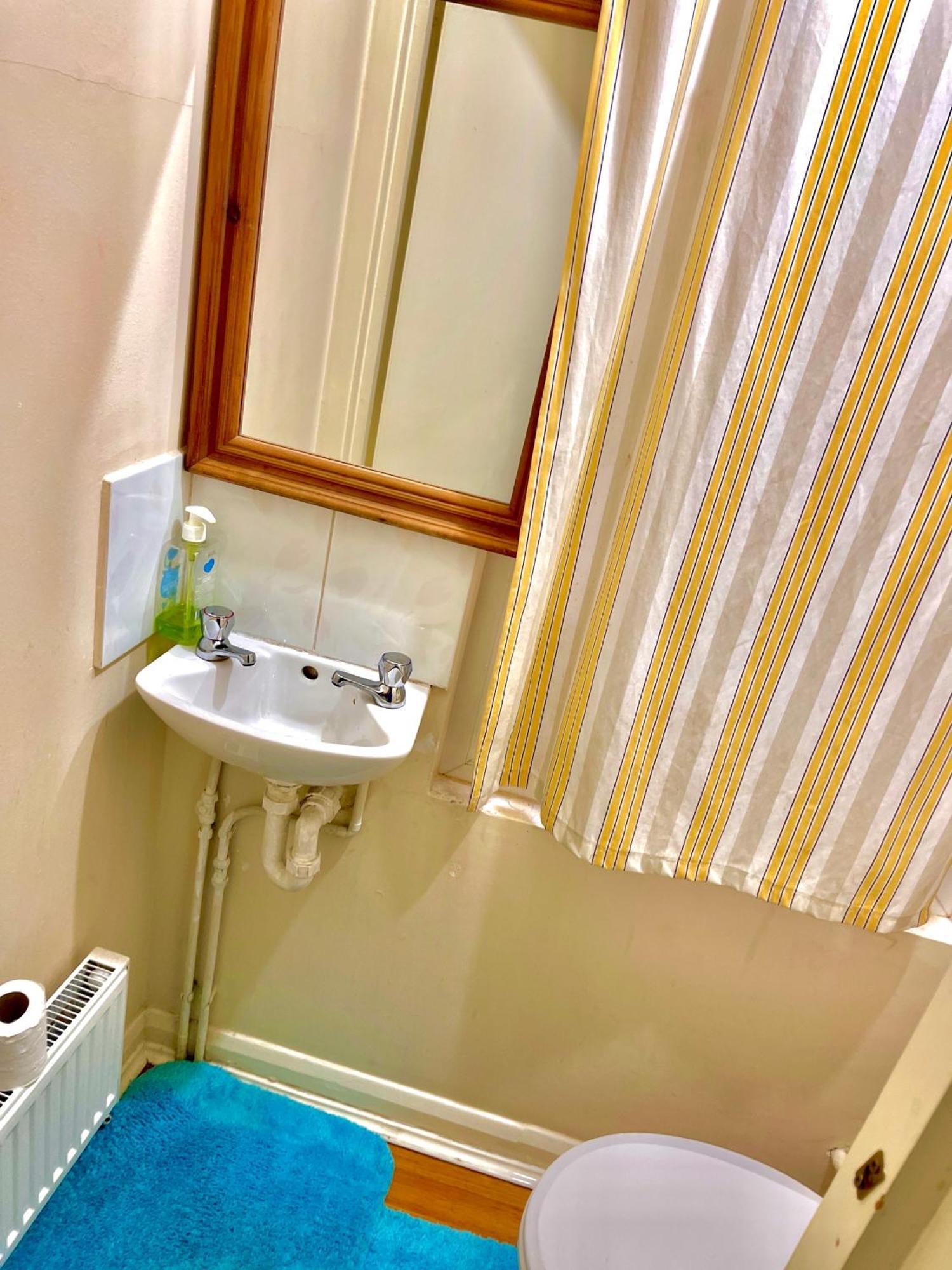 Comfy Double Bedroom With A Private Toilet London Exteriör bild