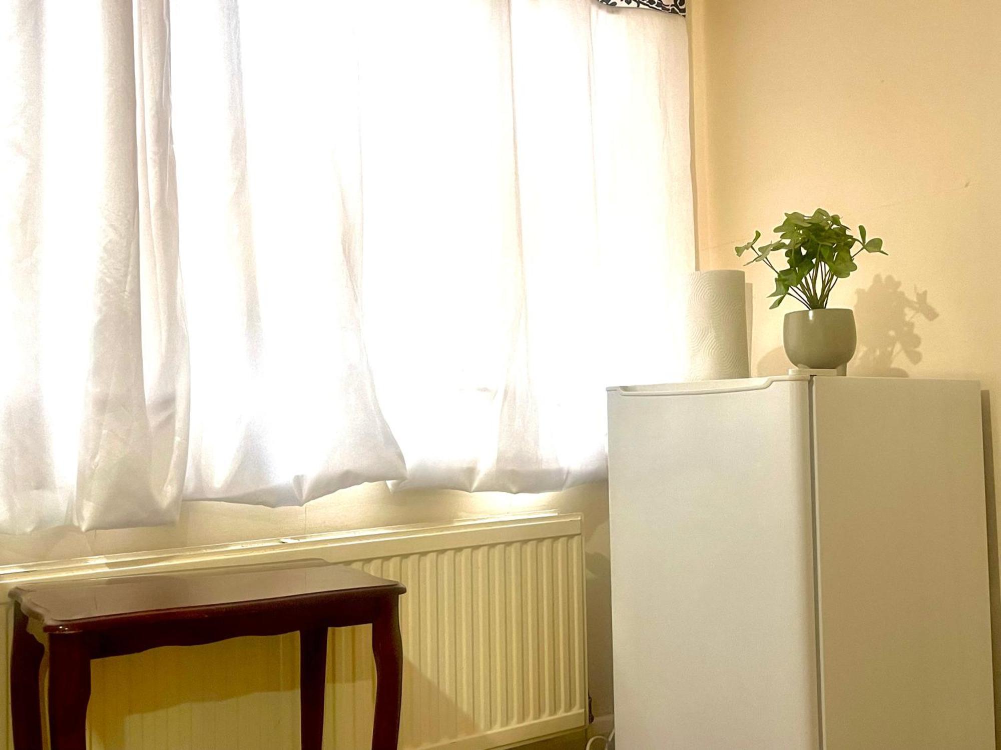 Comfy Double Bedroom With A Private Toilet London Exteriör bild